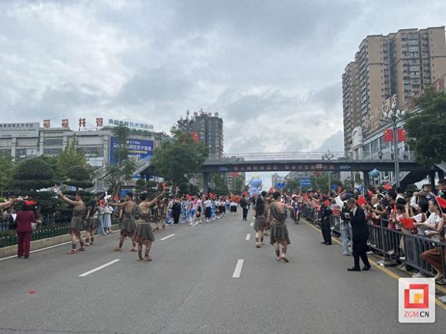 穿越史前邂逅千年风华：自贡国际恐龙文化旅游节富顺巡游燃情启幕