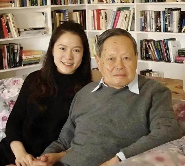 103岁杨振宁牵手49岁翁帆，被骂20年却越走越稳，他们到底图什么