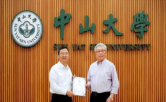 航班脱离美国控制后，国内才敢公布他归国的消息