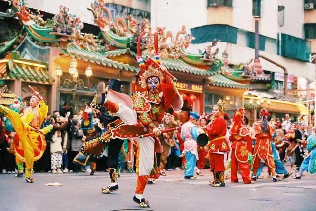 文旅活动正在集体“抄作业”？从英歌舞到泼水节，我们丢掉了什么