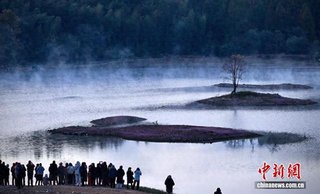 安徽奇墅湖畔晨雾美如画
