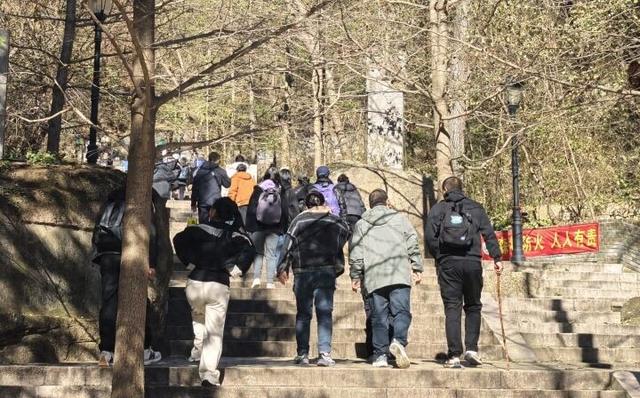 千山免票首日 鞍山市民纷纷打卡