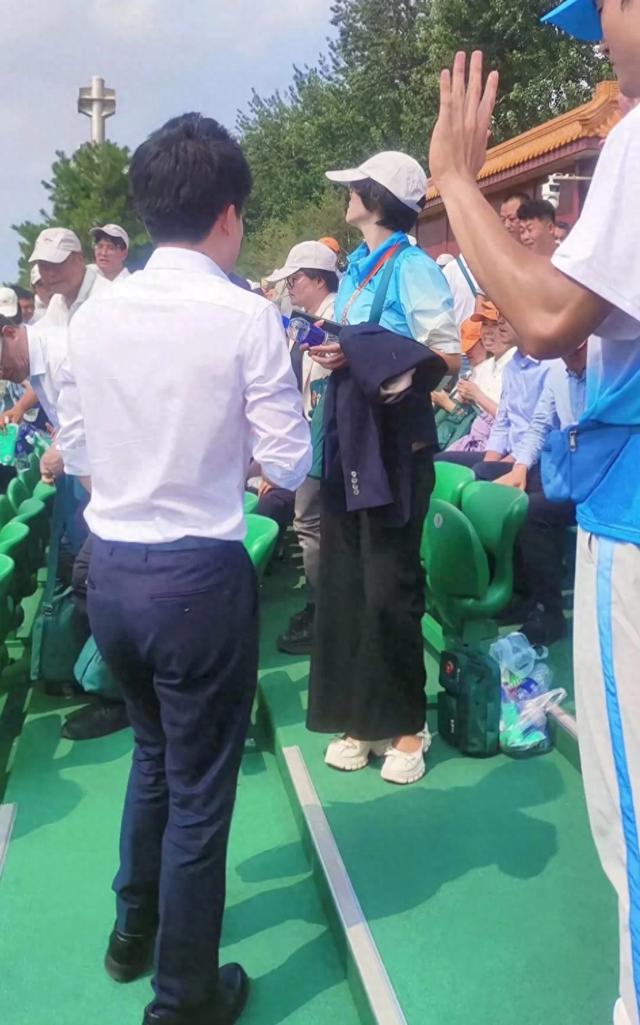 董宇辉观礼现场近照暴露，能够近距离与他接触是一件幸事