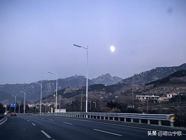 崂山夜路，月亮追着我的车跑