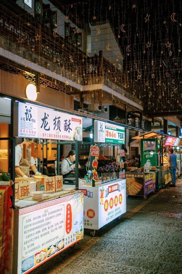 红河“古镇”里超隐蔽的小吃街，10多年小吃扎堆 还能看到江南风光