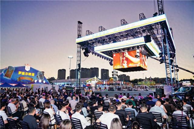 山东十二区市共绘文旅“协奏曲” “山海相约·干杯青岛”2025旅游联盟城市之夜在青岛西海岸新区金沙滩啤酒城璀璨启幕