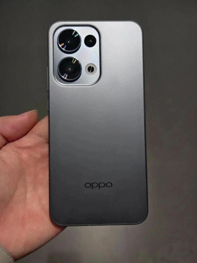 OPPO Reno13 评测：潮流设计与全能体验的「超美小直屏」旗舰
