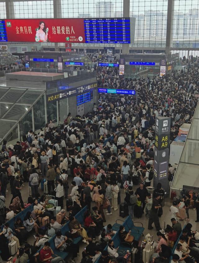国庆出游人已“认怂”：高铁站练“金鸡独立”，长城挤成人肉沙包