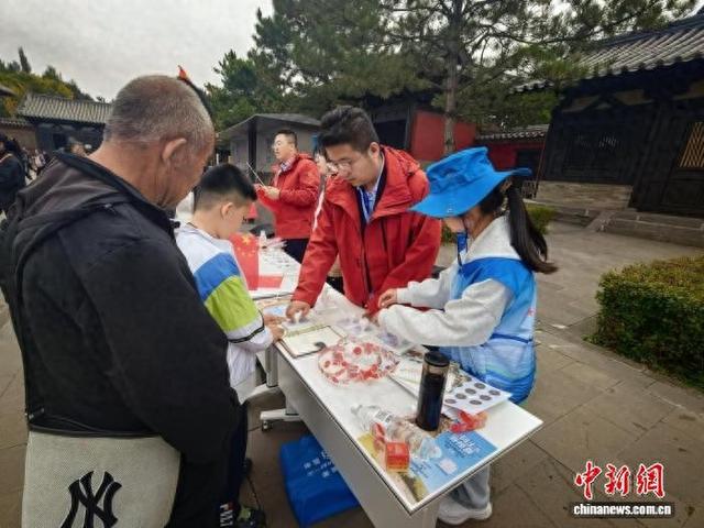 “双节”期间云冈石窟迎八方客   志愿者“温暖防线”护千年之约