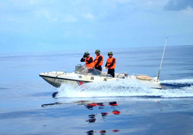 中国设黄岩岛保护区后，多艘菲船前来闹事，中国海警出手了