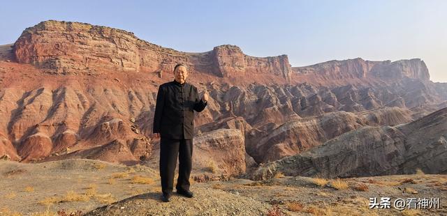 临江仙-与友人驱车游新疆百里丹霞地貌有感