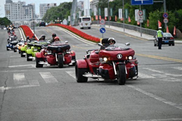 第四届中俄机车文化交流会启幕 300辆机车巡游黑河地标