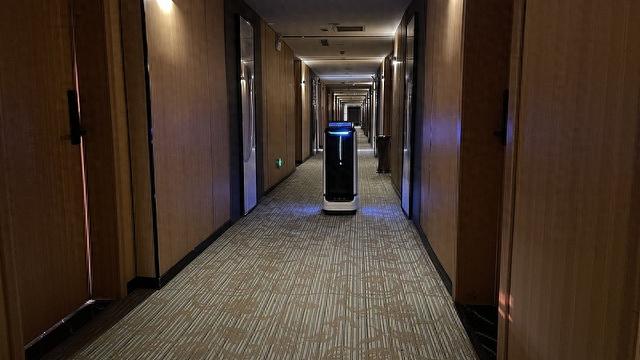 女子全身赤裸裹毛巾跑出酒店房门，控诉男子趁其醉酒强奸