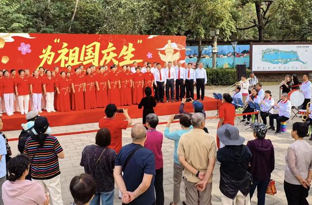 玉渊潭公园里游客齐声合唱《我和我的祖国》