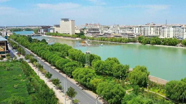 党河“补绿”上新 风情线“一键换肤”
