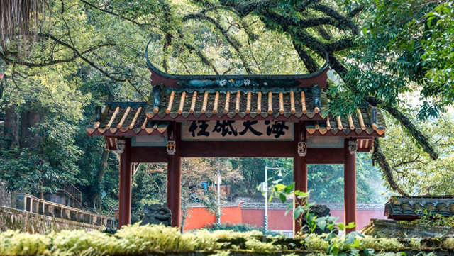 鼓山深处小众静谧寺庙，名气虽没涌泉寺大，但也是座绝美的观景台