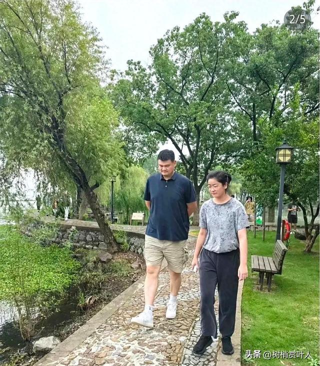 姚明和女儿现身苏州老家 两人长得超级像 从身后看两人都有驼背