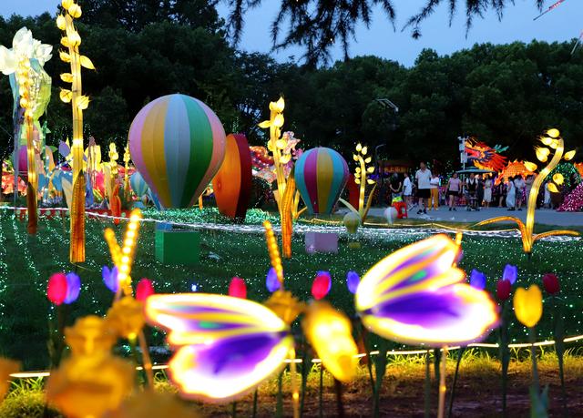 南阳月季园夜游：灯光铁花点亮夏夜经济