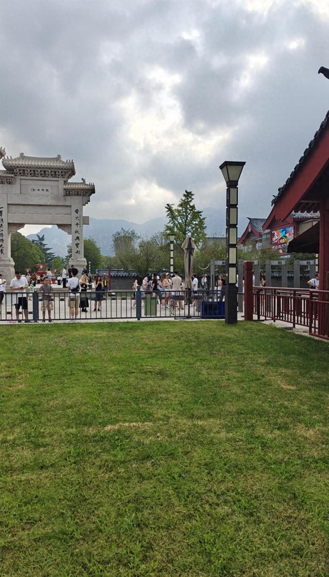 新住持履职后少林寺免票？记者实探：仍需购票且价格不变，所有卖香摊位已撤，仅剩几个在卖药膏
