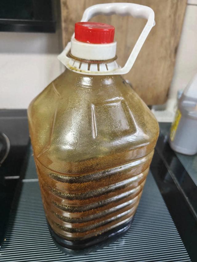 父亲落寞地说，这桶油，你拎去吧。以后，你就是想要，也拿不到喽