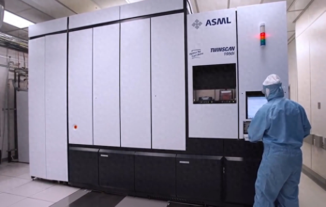 荷兰EUV光刻机上有中国零部件吗？若学美国一样断供，有什么后果