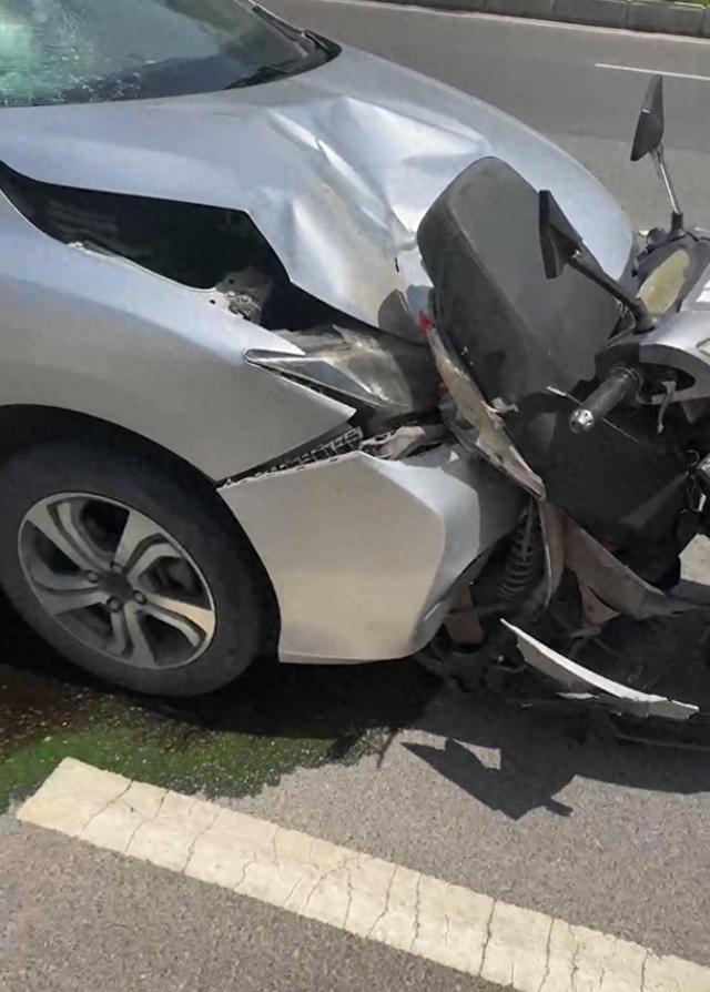 江苏高三男生被邻居冲撞致死案开庭，死者家属：两家曾因小事发生冲突，被拘期间嫌犯向“狱友”表示......