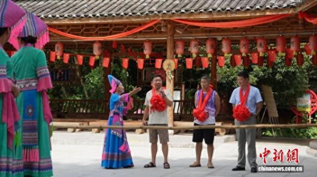 广西民族文化假期受青睐 刘三姐故里游人如织