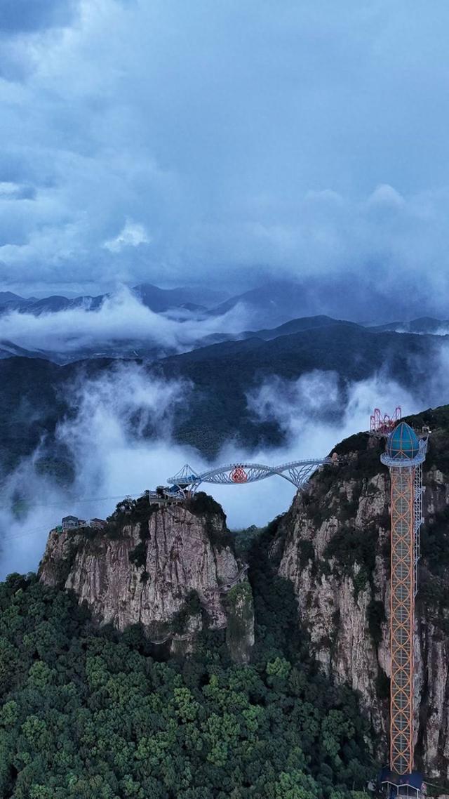 宁波灵岩山上，一座现实版“天空之城”