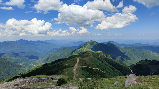 男子徒步齐云山，再走700米就是安全区，却亲手放弃两次生还可能
