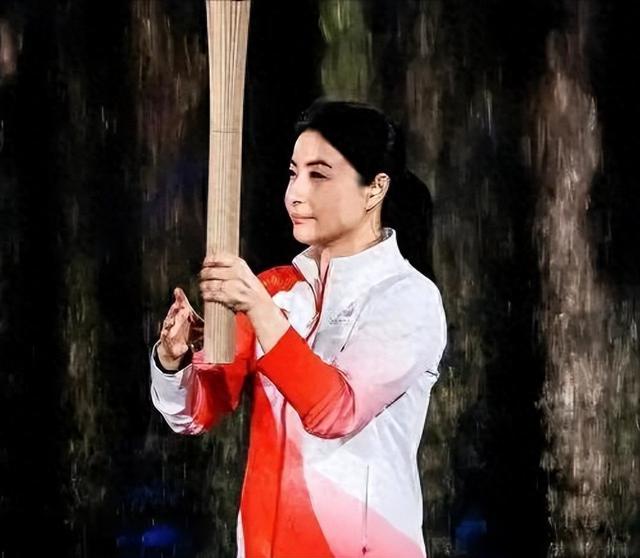 央视对郭晶晶的称呼变了，三字之差释放强烈信号	，霍震霆全说对了