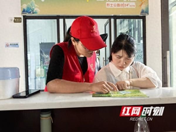 “双节”假期，湖南烈士公园有一抹“志愿红”