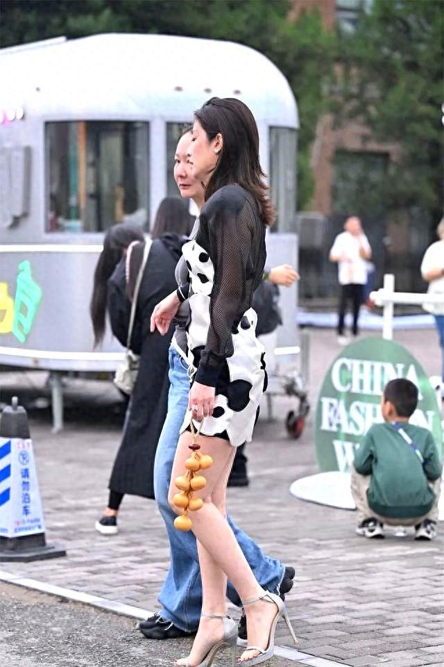 11厘米的银色尖头细跟鞋，黑白色紧身连衣短裙