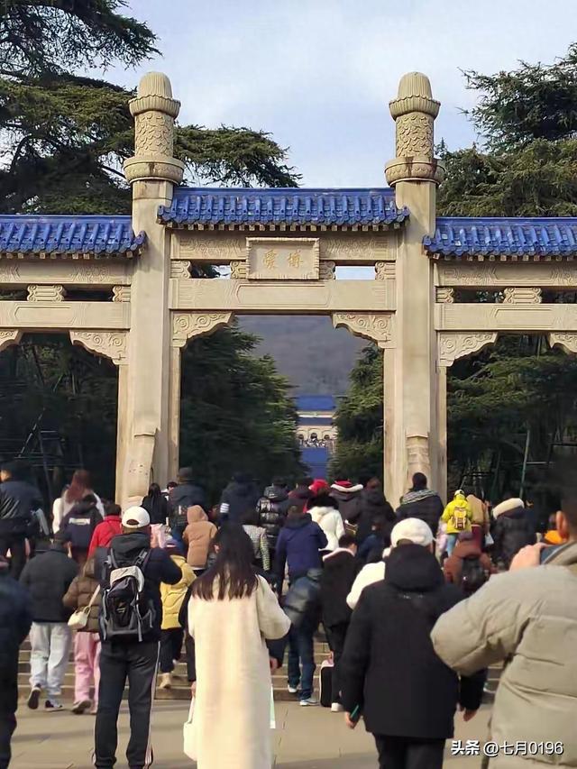 国庆假期，南京钟山风景区开启假期模式，实行交通管制，建议出行