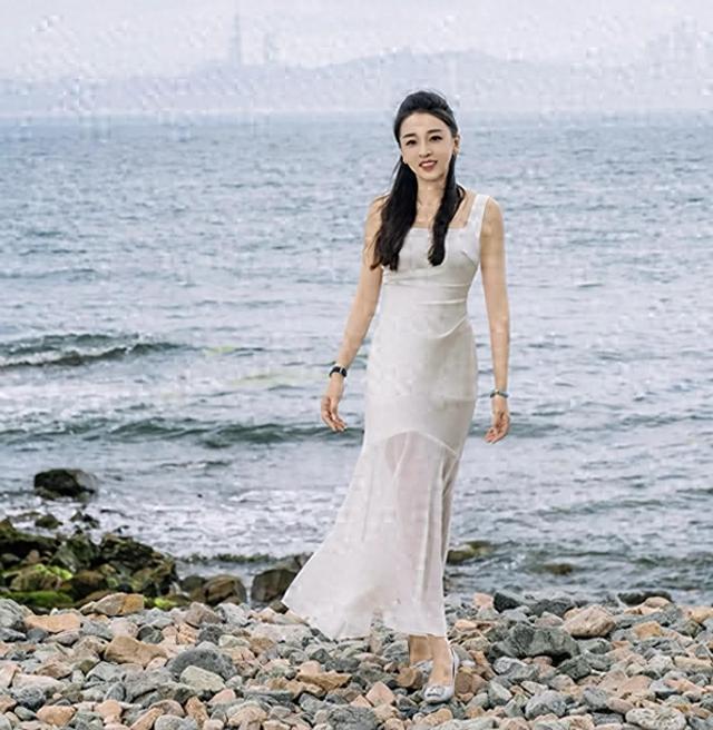 青岛保时捷销冠牟倩文，身穿白裙海边漫步，美得太惊艳！