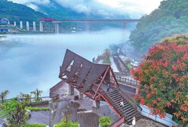 芦山飞仙湖：晨雾缭绕 如梦如幻