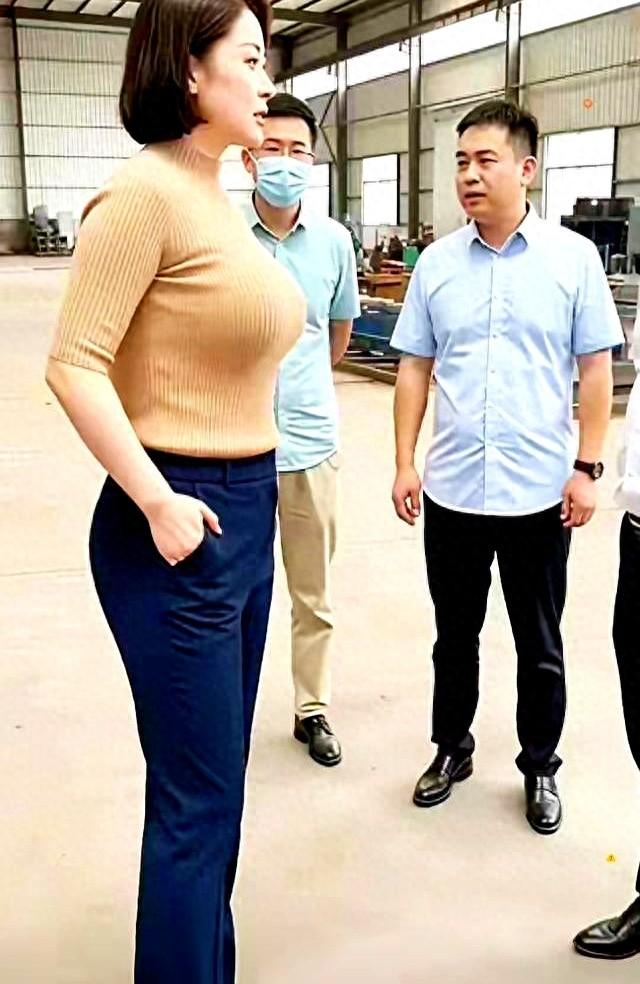 女领导还是要注意点衣着打扮的。女领导得掩饰身材，不然分散男下