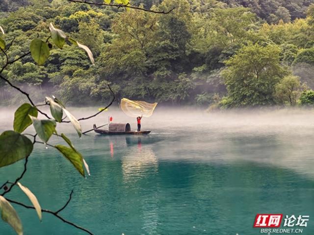 【每日一图@湖南】八月的小东江，晨雾与霞光共舞