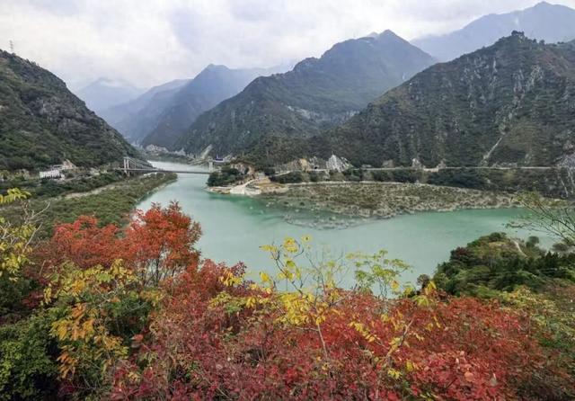 玉垒关下何奇？两江交汇！