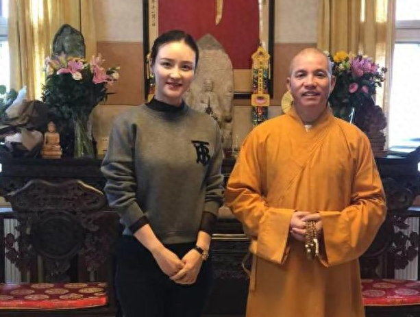 少林新主持印乐，和女游客合影曝光，面相慈爱，和释永信完全不同