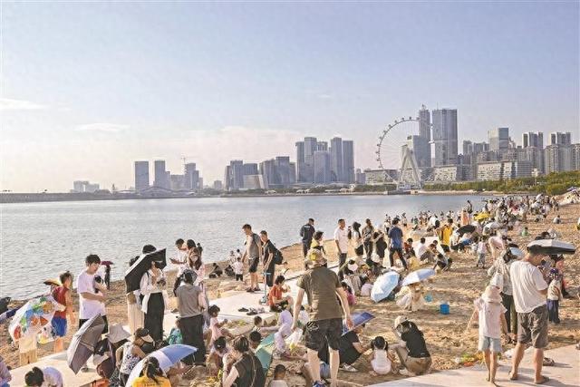 【深圳特区报】前海多了一片银色沙滩