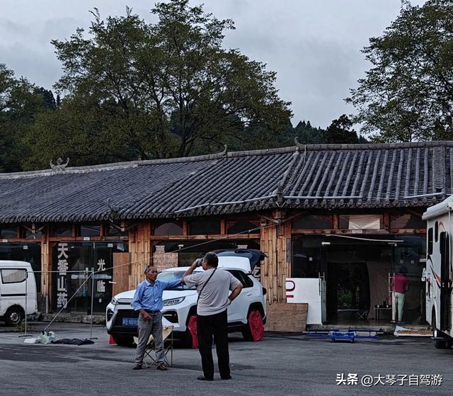 自驾路上的“假夫妻”：他扛行李她买水，背后藏着千万老人的孤独