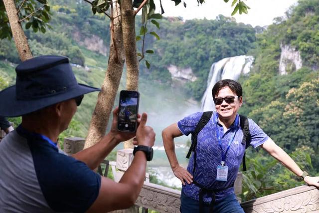 国际友人走进黄果树感受山水魅力