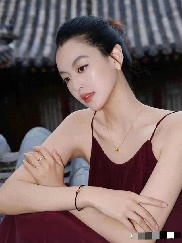 河南洛阳一校花，165cm身高清丽出尘，貌美如花，倾国倾城