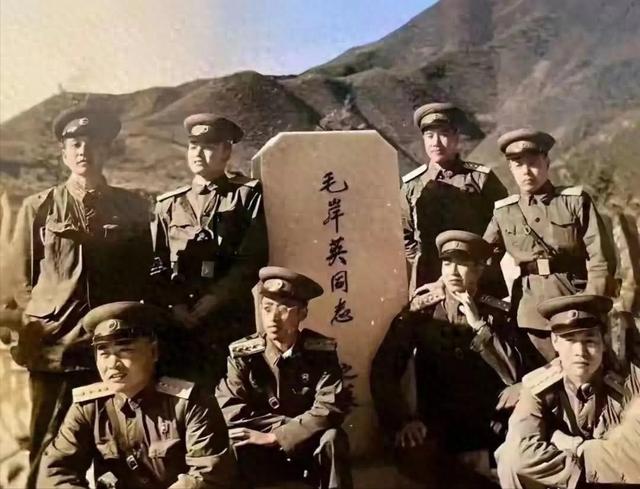 几位志愿军指挥员回国之前，在毛岸英的墓碑前，留下的合影