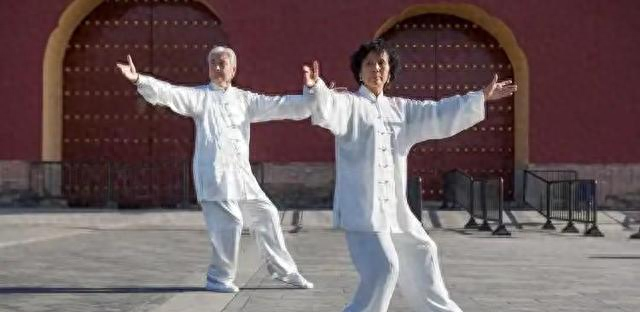 太极拳先动腰还是脚？3个层次说透，高手都在练“轴”