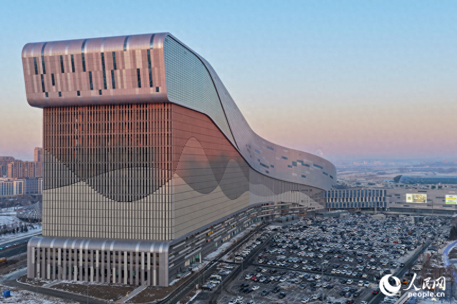 最大垂直落差85米！吉林省首家大型室内滑雪场“开板”运营