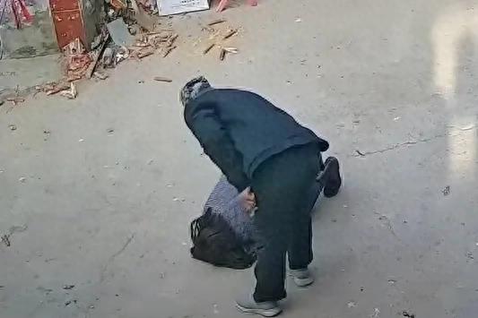 家里老人去世，孝子去亲戚家下跪报丧是咋回事？是指什么亲戚？