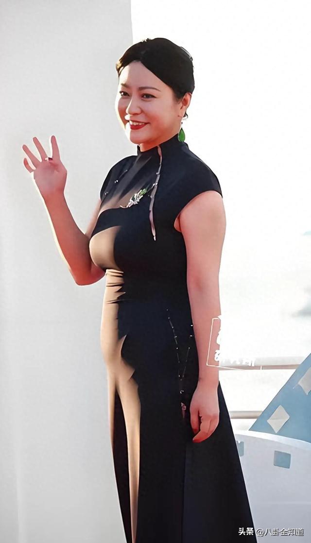 郝蕾太丰满了穿绒衣扣子都撑开了如果扣子突然破了那就十分尴尬了