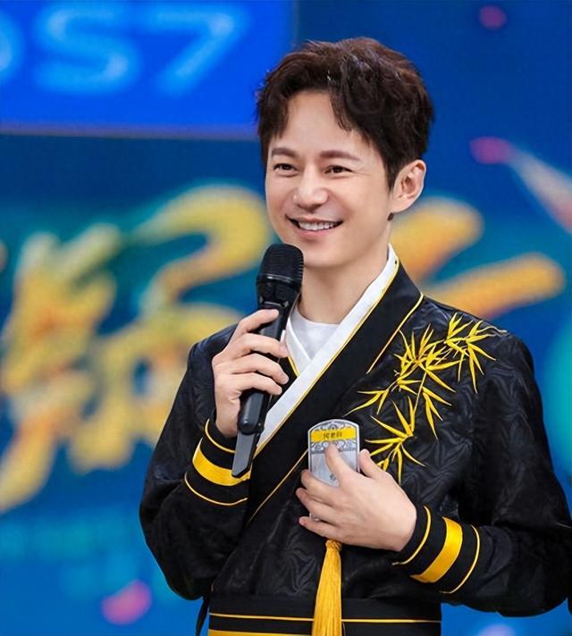 52 岁何炅：主持快本20年成青春回忆，单身和过亿身家却遭质疑不断
