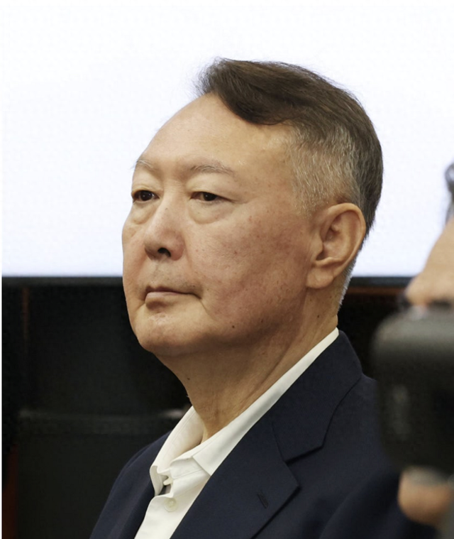 韩国检方批其“毫无悔意”，提请判刑10年，尹锡悦表情不佳露苦笑